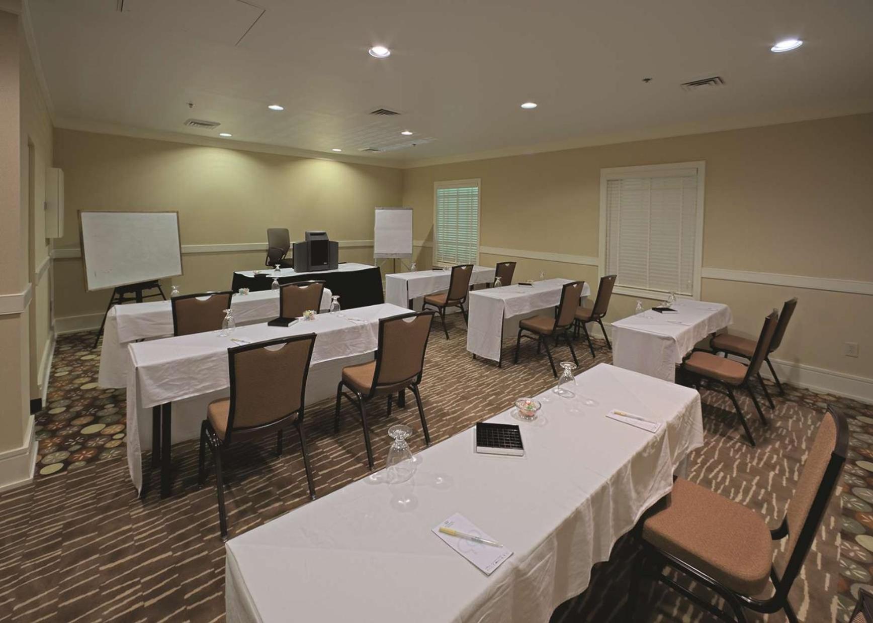 Doubletree Suites By Hilton At The Battery Atlanta Smyrna Exteriör bild